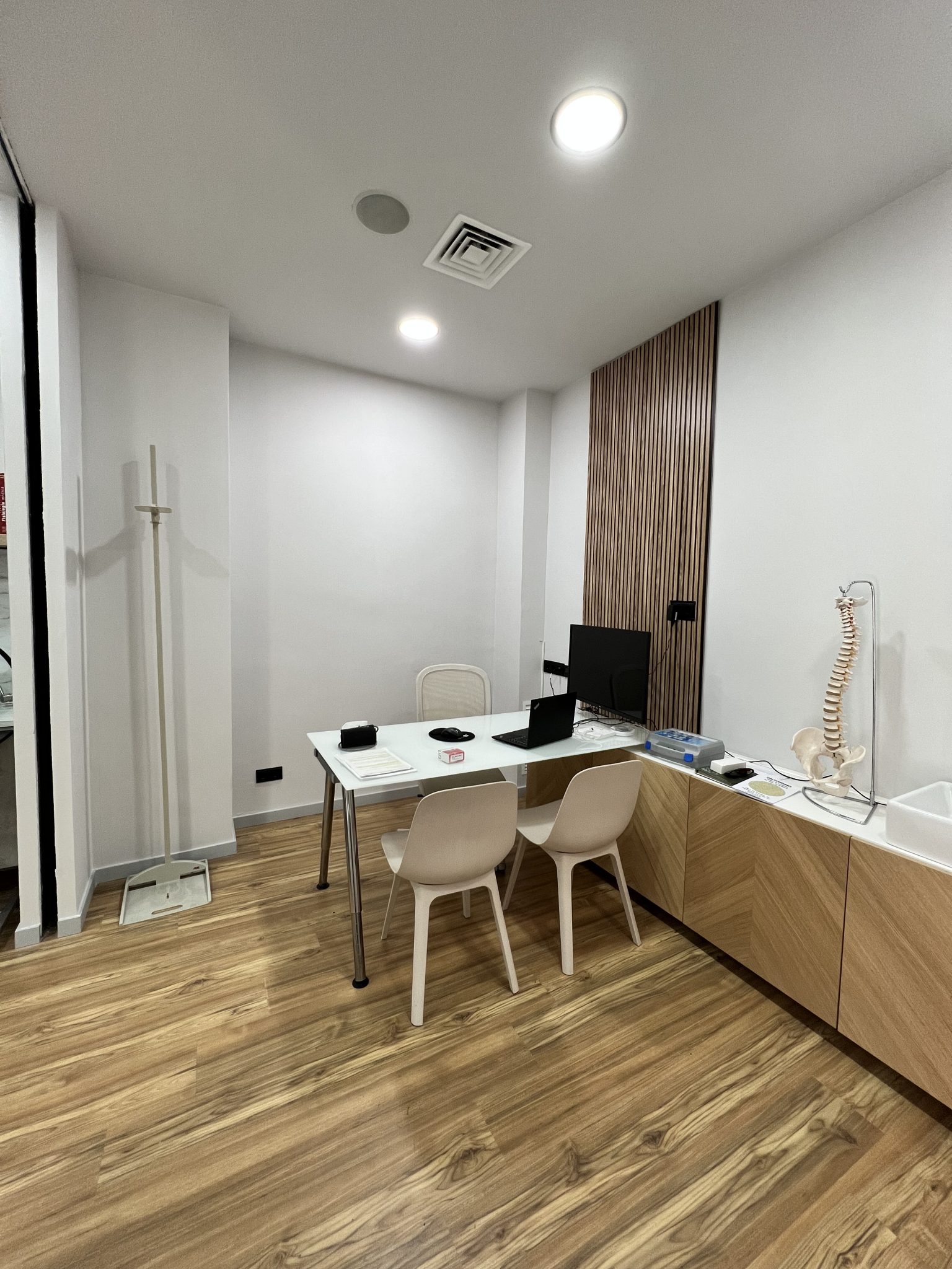 Equipo médico especializado en dermatología realizando consulta en Elit Sports Lab